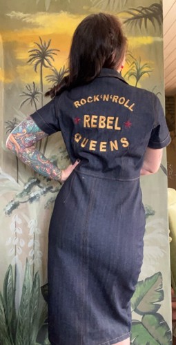 Queen Kerosin - Denim kjole med knapper" Rock´n Roll Rebel Queen" broderi