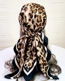 Silkesatin tørklæde i leopard med sort kant