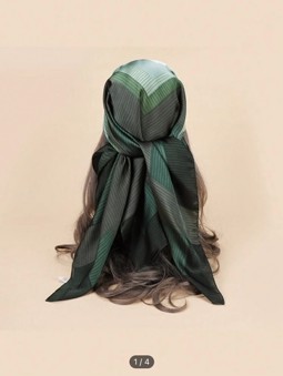 Silkesatin tørklæde i grønt geometrisk mønster
